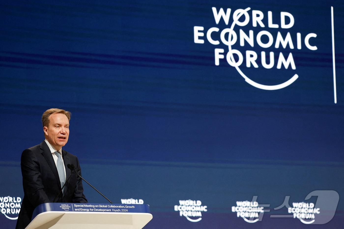 본문 이미지 - 뵈르게 브렌데 세계경제포럼(WEF) 총재가 2024년 4월 28일 사우디아라비아 리야드에서 열린 WEF 행사에서 연설하고 있다. 2026.2.26. ⓒ 뉴스1 ⓒ 로이터=뉴스1