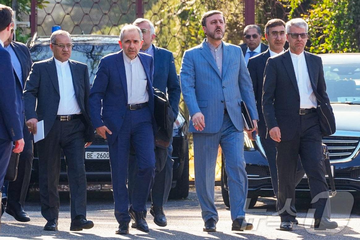 본문 이미지 - 26일(현지시간) 스위스 제네바에서 열린 미-이란 협상에 참석한 이란 외교관들과 대표단. 이란 외무부 제공. 2026.02.26. ⓒ AFP=뉴스1