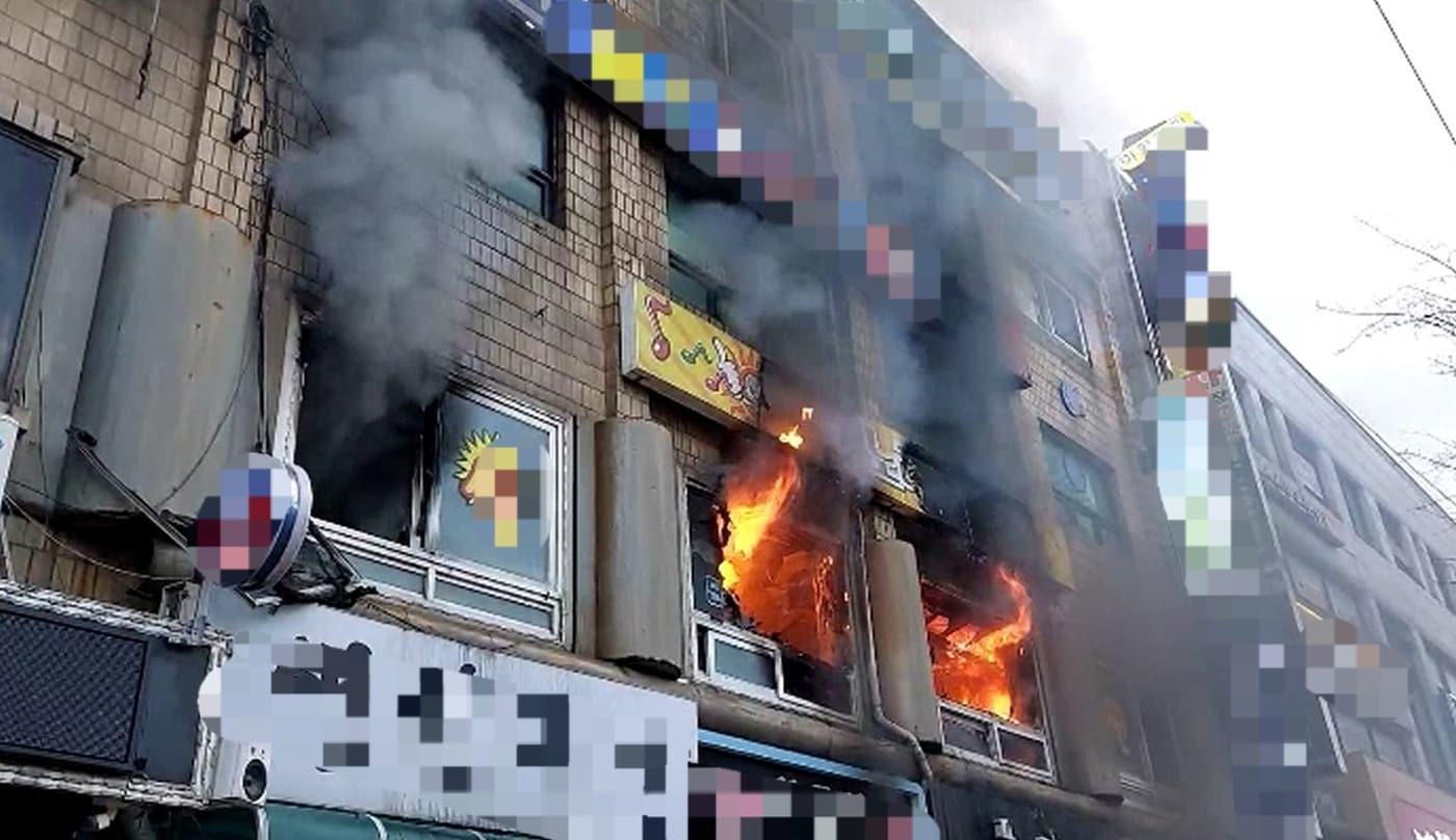 본문 이미지 - 26일 오후 금천구 독산동의 한 노래방에서 불이 난 모습. (금천소방서 제공)