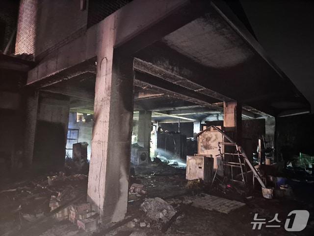 본문 이미지 -  당진 정미면 주택 화재 현장. (당진소방서 제공, 재판매 및 DB금지) / 뉴스1