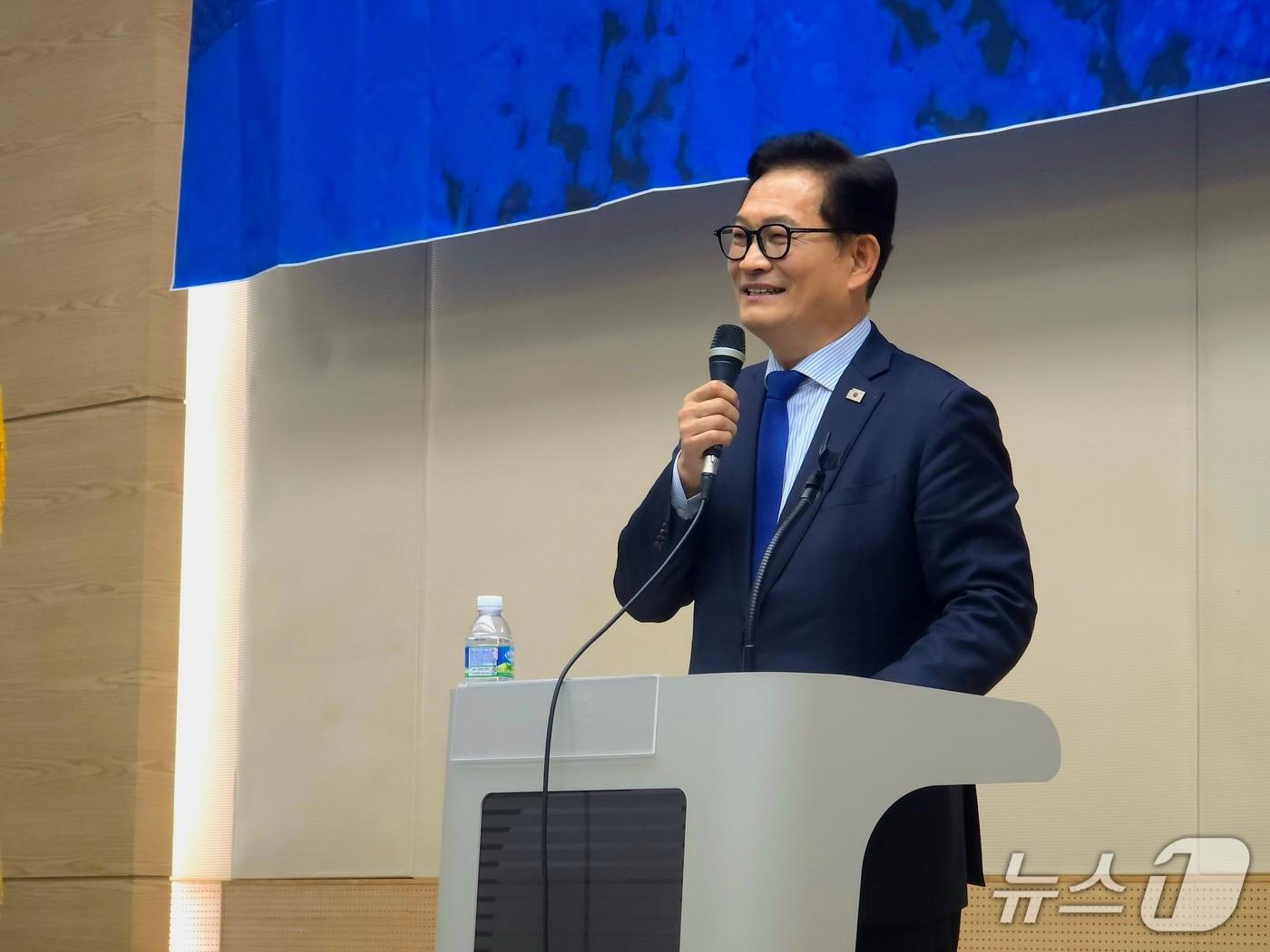 본문 이미지 - 송영길 전 민주당 대표가 26일 부산 벡스코에서 열린 더불어민주당 부산시당 주최 특강에서 강사로 나서 강연을 진행하고 있다.2026.2.26/뉴스1 ⓒ News1 이주현 기자