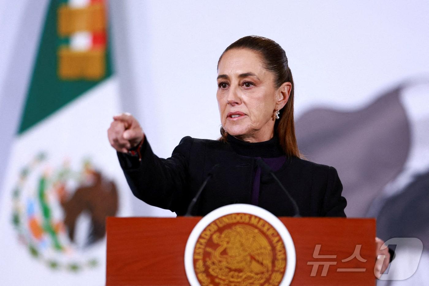 본문 이미지 - 클라우디아 셰인바움 멕시코 대통령이 기자회견을 갖고 있다. 2026.2.23 ⓒ 로이터=뉴스1