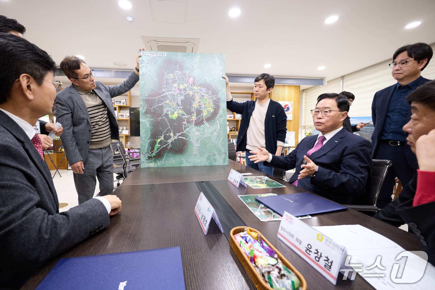 본문 이미지 - 강수현 양주시장과 GS건설 측이 백석지구 도시개발을 위해 지도를 살펴보는 모습. (사진=양주시) ⓒ 뉴스1