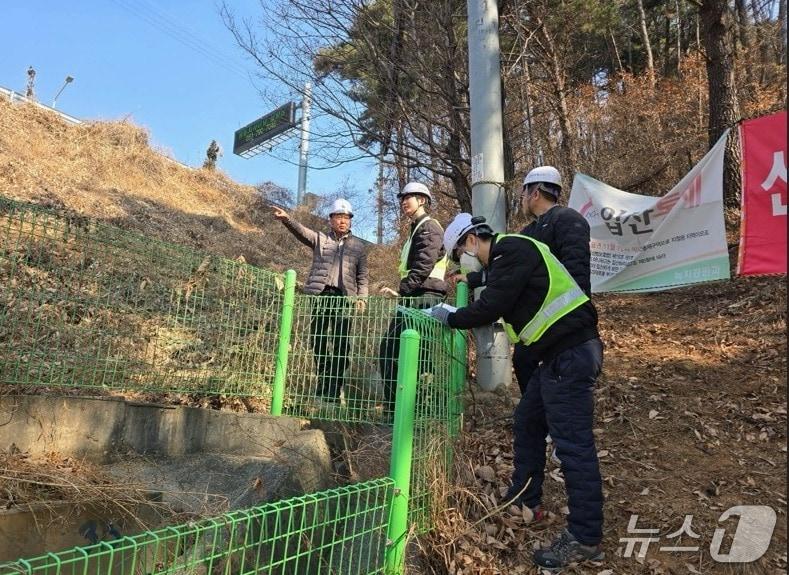 본문 이미지 - 작년 해빙기 안전 점검 모습.(부산시 제공. 재판매 및 DB금지)