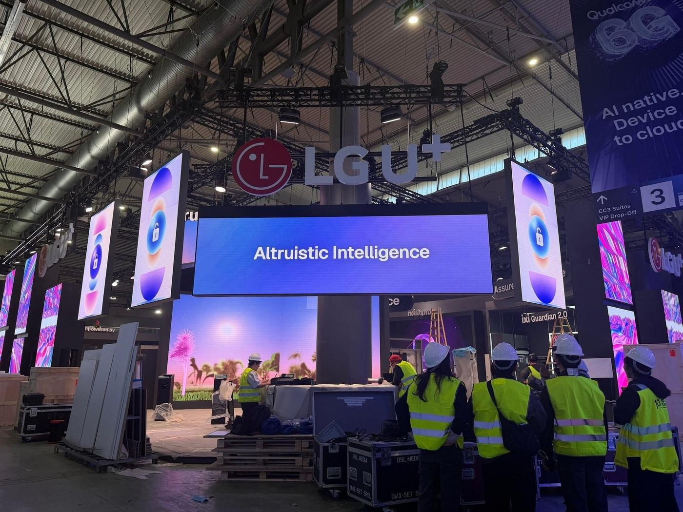 본문 이미지 - MWC26이 열리는 스페인 바르셀로나의 '피라 그란 비아'에서 LG유플러스 직원들이 전시관 완성을 위해 작업에 집중하고 있다.(LG유플러스 제공)