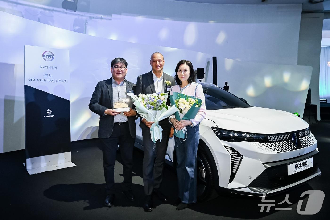 본문 이미지 - 르노코리아 주요 임원들이 26일 서울 반포 세빛섬에서 개최된 '2026 대한민국 올해의 차' 시상식에서 올해의 수입차를 수상한 세닉 이테크(E-Tech) 100% 일렉트릭 앞에서 기념사진을 촬영하고 있다.(르노코리아 제공)