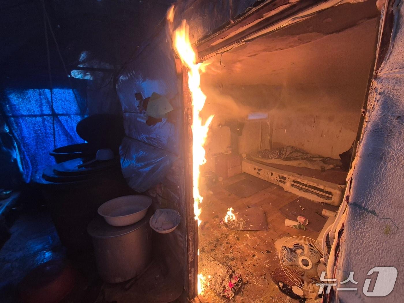 본문 이미지 - 금산군 금산읍 중도리 비닐하우스 화재 현장. (금산소방서 제공, 재판매 및 DB금지) / 뉴스1