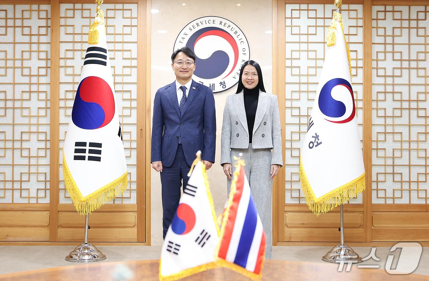 본문 이미지 - 27일 임광현 청장과 쿨라야 탄티테밋 국세청장이 만나 기념사진을 촬영하고 있다. (국세청 제공)