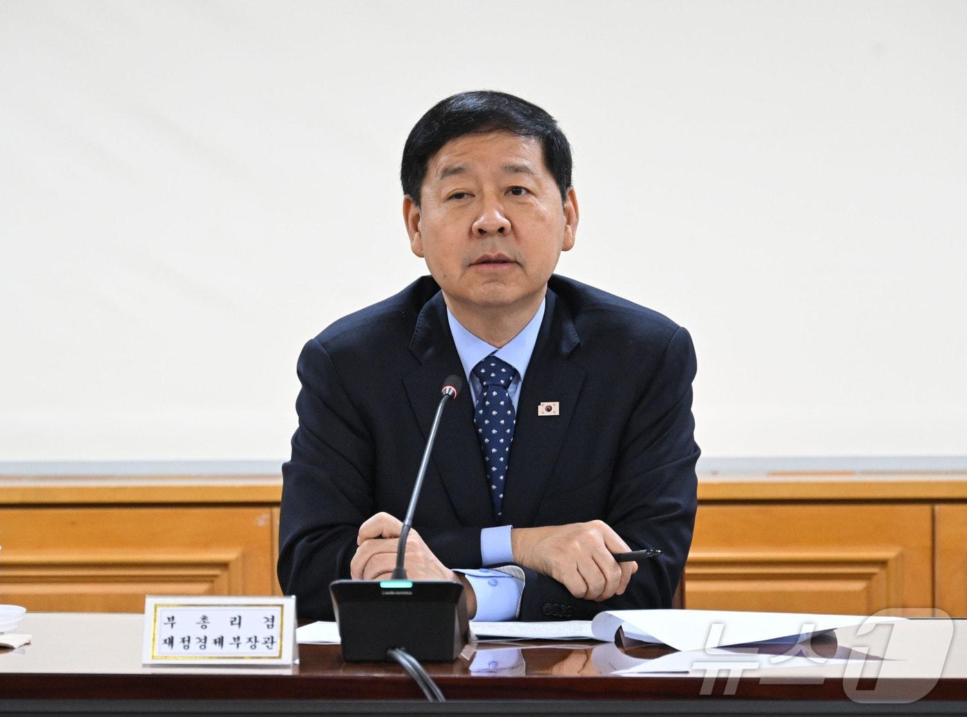 본문 이미지 - 구윤철 부총리 겸 재정경제부 장관과 이창용 한국은행 총재가 27일 서울 중구 은행연합회에서 열린 시장상황점검회의를 주재하고 있다. (재정경제부 제공. 재판매 및 DB 금지) 2026.2.27 ⓒ 뉴스1