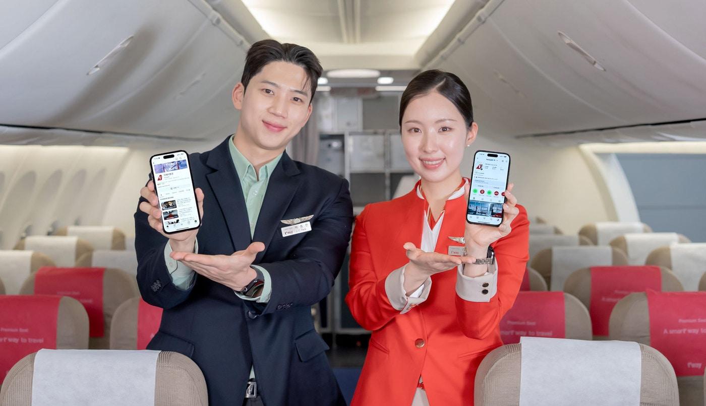 본문 이미지 - 티웨이항공 객실승무원이 공식 유튜브·인스타그램 채널을 소개하는 모습(자료사진. 티웨이항공 제공). 2026.02.27.