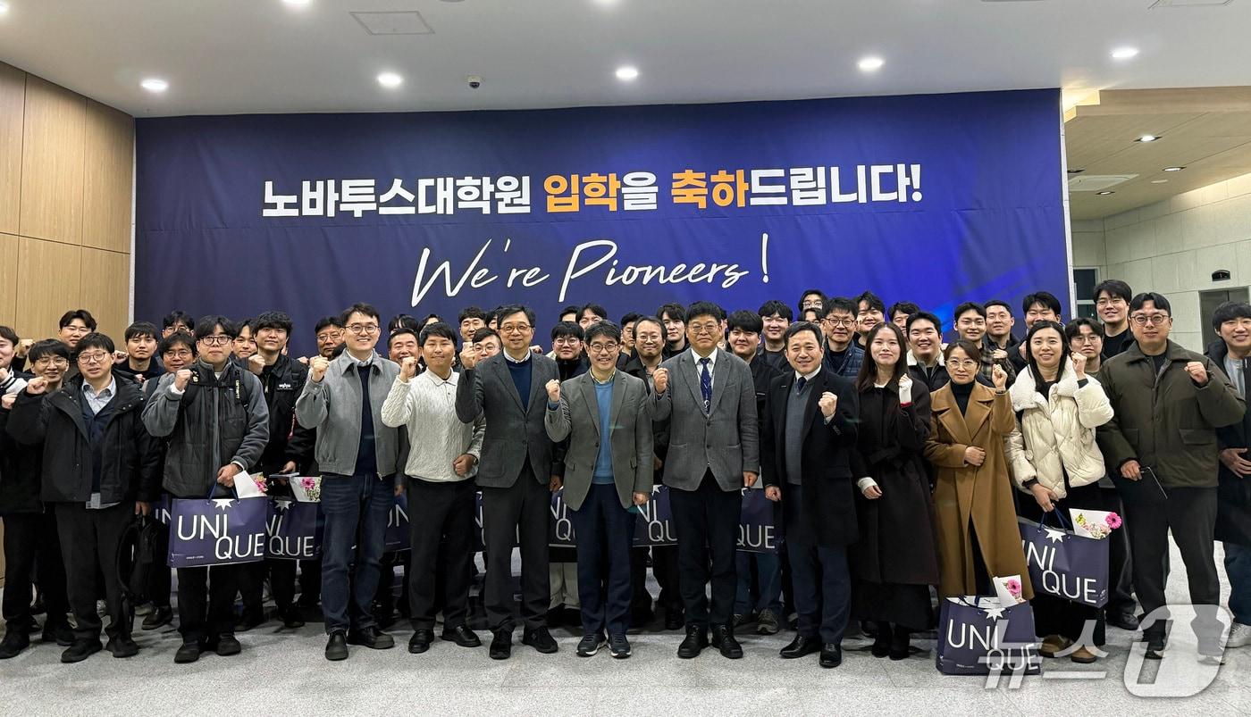 본문 이미지 - UNIST 노바투스대학원 2기 입학생들과 관계자들이 기념촬영을 하고 있다.(UNIST 제공. 재판매 및 DB금지)/뉴스1