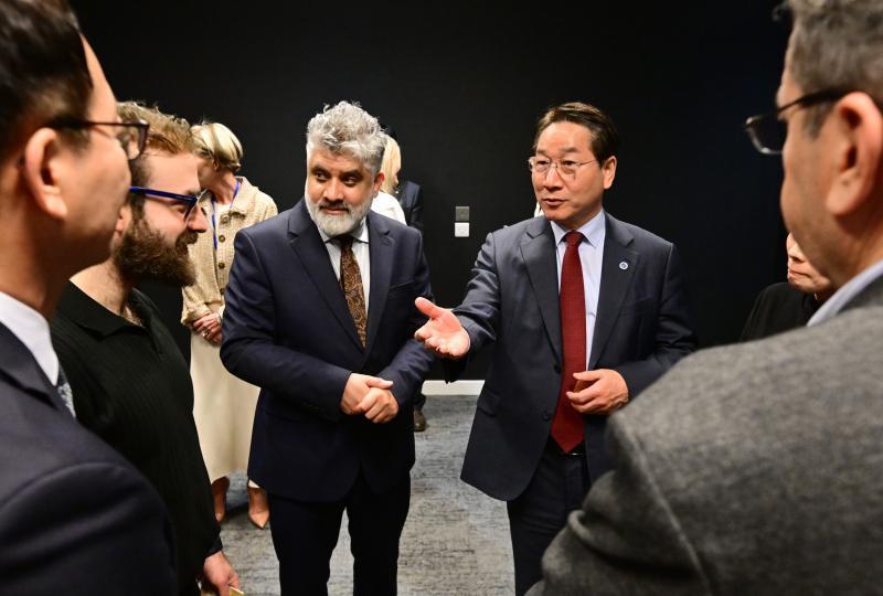 본문 이미지 - 유정복 인천시장이 26일(현지시간) 영국 맨체스터 시티랩 맨체스터에서 현지 바이오 기업 관계자들과 바이오-인공지능 협력방안을 논의하고 있다. (인천시 제공.재판매 및 DB금지)