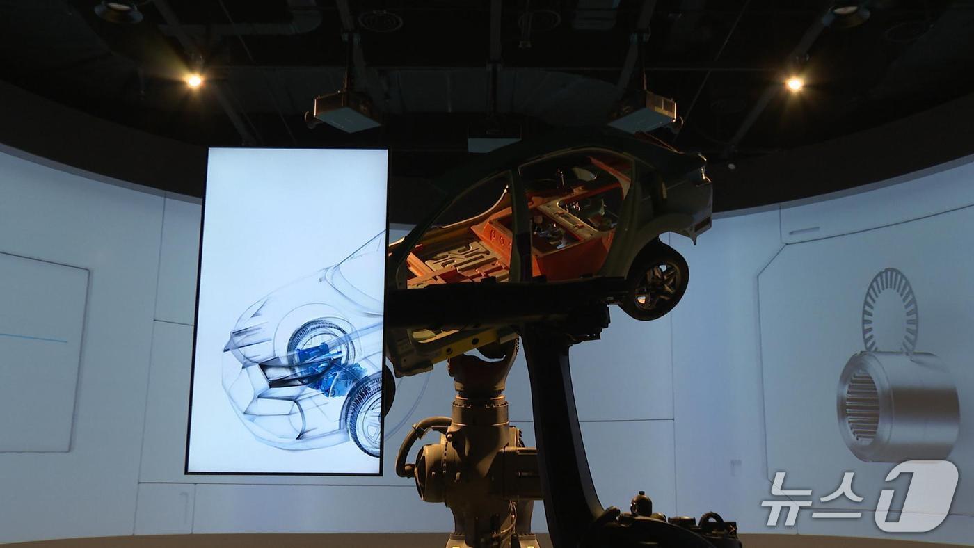 본문 이미지 - 포스코 파크 1538 광양 제품 전시존에 무방향성 전기강판(HyperNO)이 적용된 자동차 모형이 전시돼 있다(포스코 제공)