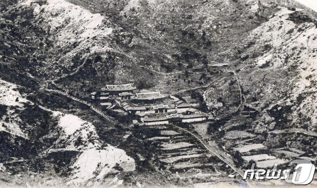 본문 이미지 - 1915년 대홍수로 매몰되기 전인 1900년쯤 북한산성 행궁 모습. (고양시청 제공, 재판매 및 DB금지)