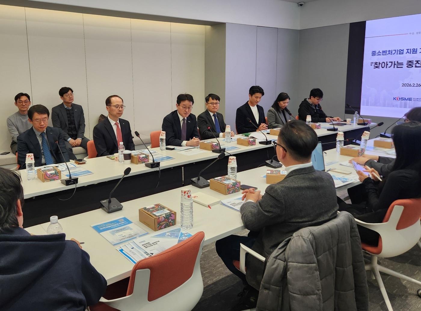 본문 이미지 - 26일 이창섭 중진공 기획관리이사(왼쪽 3번째)가 서초 AICT 우수기업센터에서 진행된 찾아가는 중진공 현장 간담회에서 발언하고 있다. (중진공 제공)