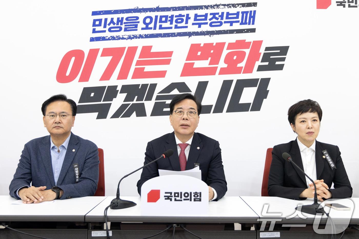 본문 이미지 - 송언석 국민의힘 대표가 27일 서울 여의도 국회에서 열린 기자간담회에서 발언하고 있다. 2026.2.27 ⓒ 뉴스1 이승배 기자