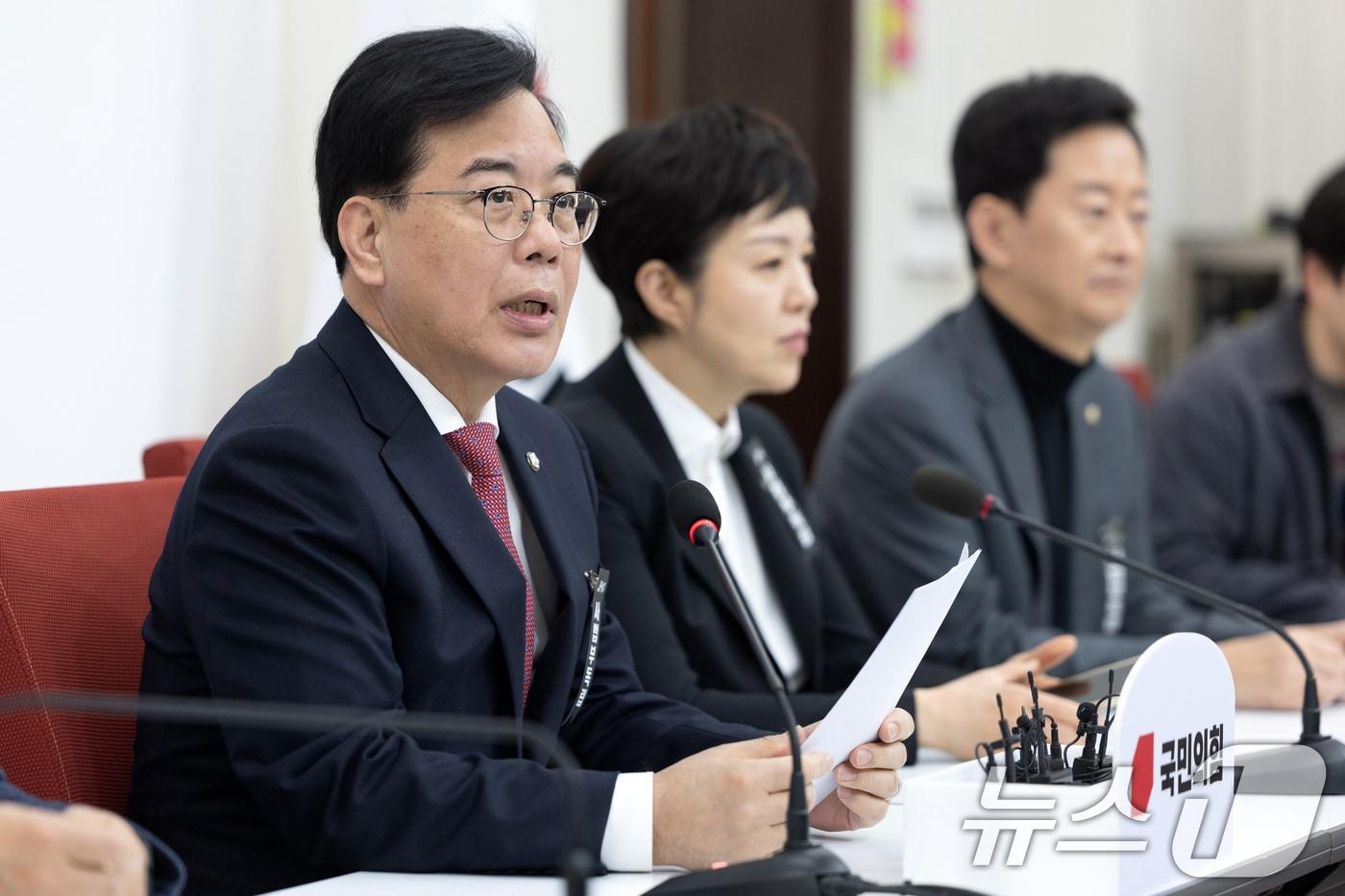 본문 이미지 - 송언석 국민의힘 대표가 27일 서울 여의도 국회에서 열린 기자간담회에서 발언하고 있다. 2026.2.27 ⓒ 뉴스1 이승배 기자