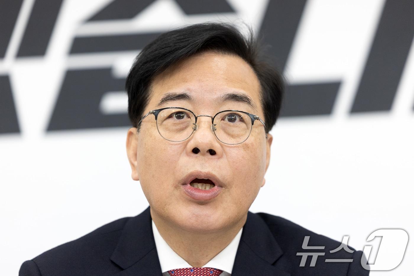 본문 이미지 - 송언석 국민의힘 대표가 27일 서울 여의도 국회에서 열린 기자간담회에서 발언하고 있다. 2026.2.27 ⓒ 뉴스1 이승배 기자