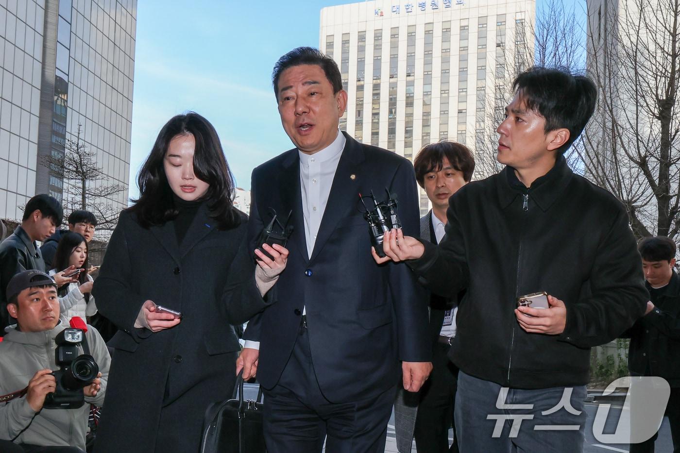본문 이미지 - 김병기 무소속 의원이 27일 오전 마포구 서울경찰청 공공범죄수사대에서 공천헌금 수수 등 13개 의혹과 관련 피의자 신분으로 2차 조사를 받기 위해 출석하고 있다. 2026.2.27 ⓒ 뉴스1 안은나 기자