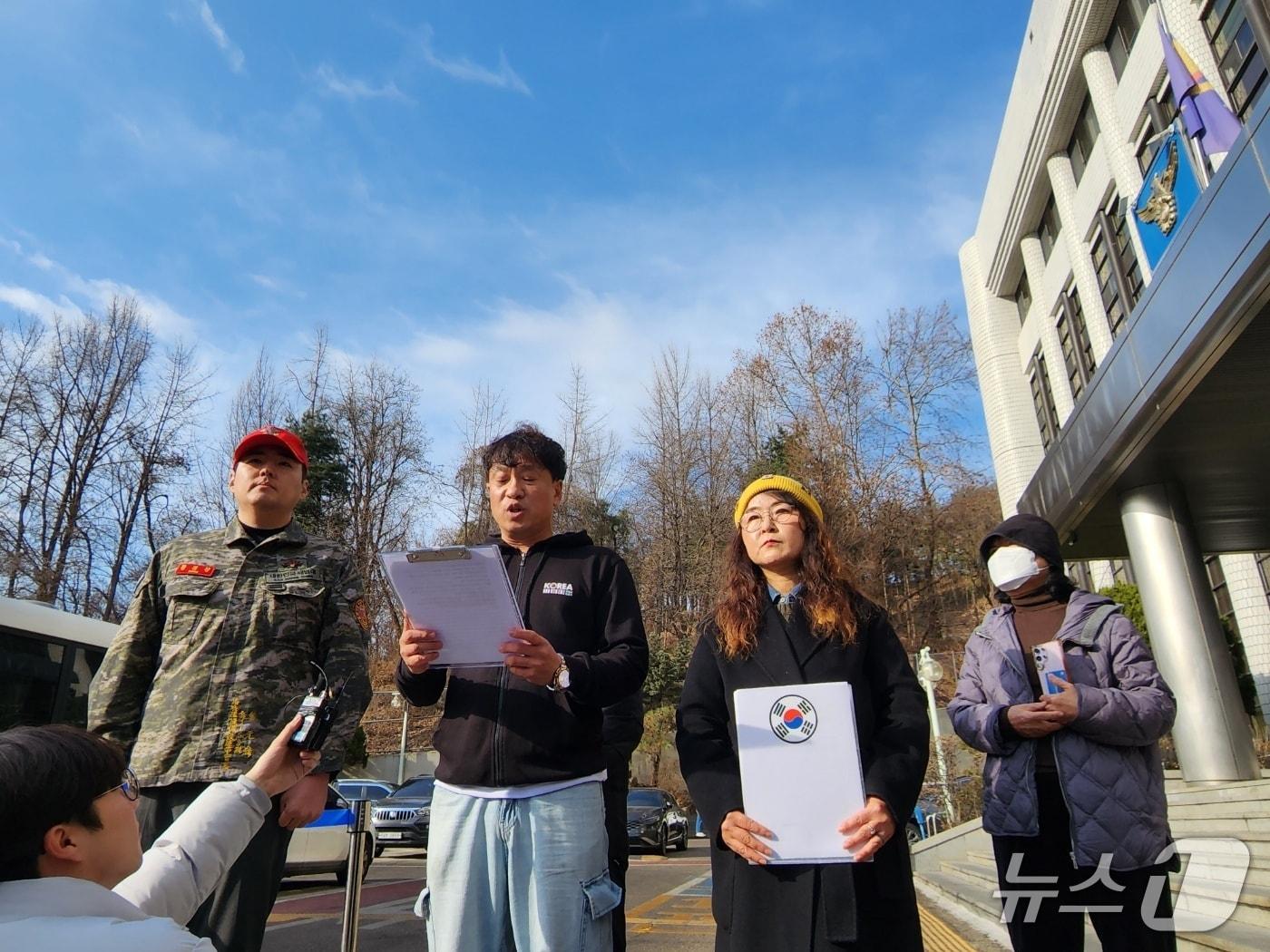 본문 이미지 - 27일 서울 서초경찰서 앞에서 독립운동가 후손과 연대 단체, 시민이 기자회견을 열고 위안부 모욕 단체 대표를 구속 수사할 것을 촉구하고 있다. 2026.02.27/ⓒ 뉴스1 권진영 기자