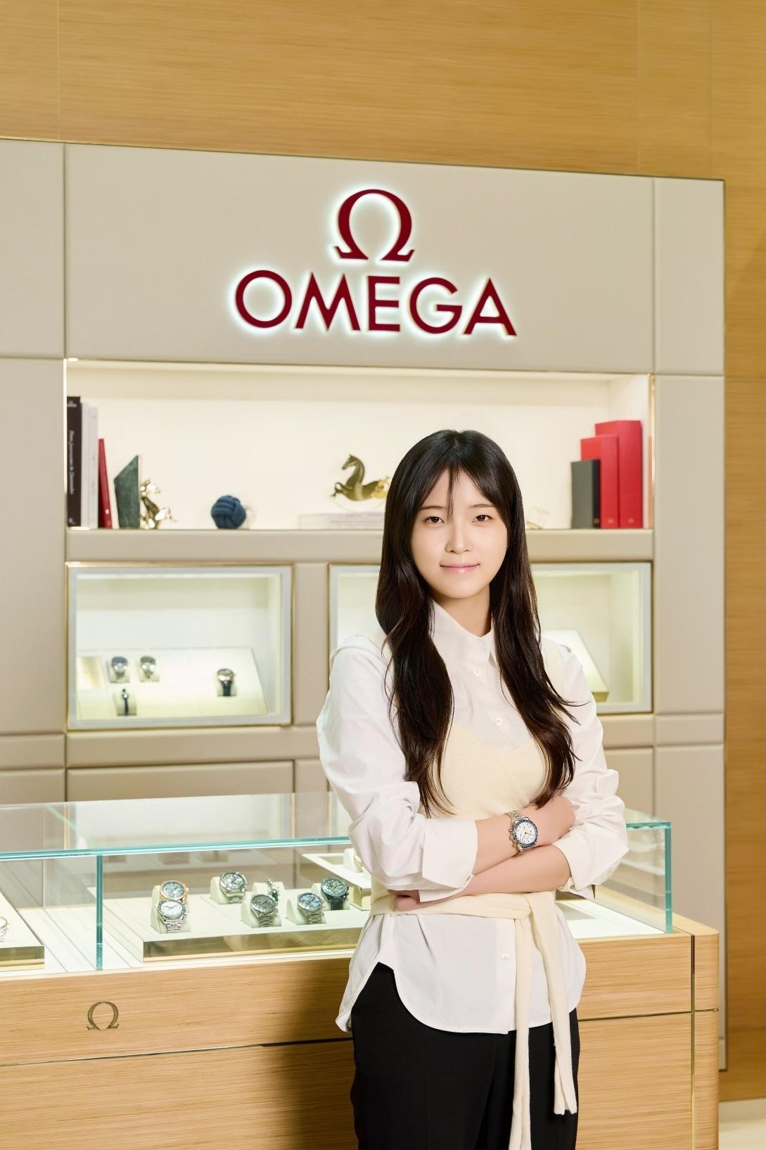 본문 이미지 - 2026 밀라노·코르티나담페초 동계 올림픽 대한민국 첫 금메달리스트 최가온이 오메가의 '스피드마스터 38mm 밀라노 코르티나 2026'을 받았다. (오메가 제공)