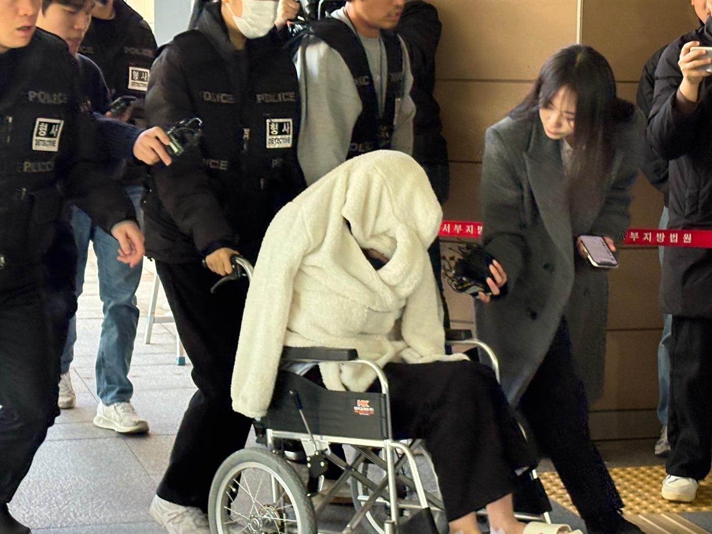 본문 이미지 -  약물 투약 후 차량을 운전하다 반포대교 다리 밑으로 추락하는 사고를 낸 포르쉐 차량 운전자가 27일 오전 서울 마포구 서부지법에서 열리는 구속 전 피의자 심문(영장실질심사)을 받기 위해 출석하고 있다. 2026.2.27 ⓒ 뉴스1