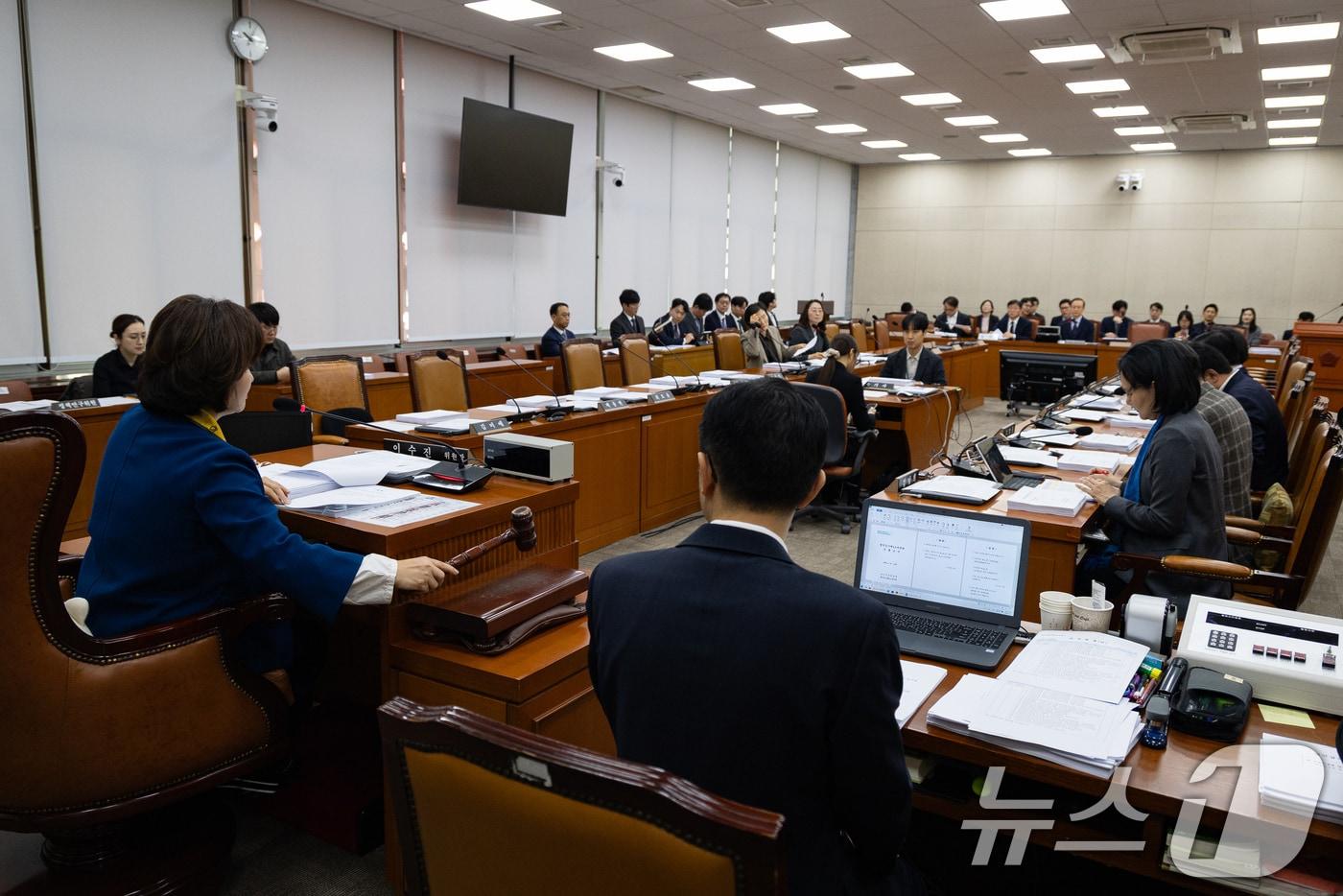 본문 이미지 - 이수진 국회 보건복지위원회 법안심사제2소위원장이 27일 서울 여의도 국회에서 열린 제432회 국회(임시회) 제1차 법안심사제2소위원회에서 의사봉을 두드리고 있다. 2026.2.27 ⓒ 뉴스1 유승관 기자