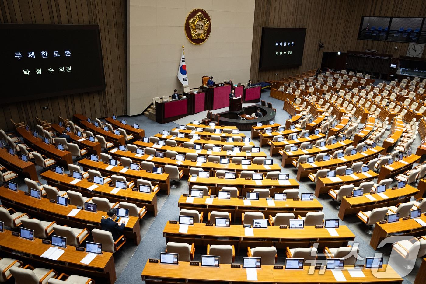 본문 이미지 - 박형수 국민의힘 의원이 27일 서울 여의도 국회에서 열린 제432회 국회(임시회) 제8차 본회의에서 헌법재판소법 일부개정법률안(대안)에 대한 무제한토론(필리버스터)을 하고 있다. 2026.2.27 ⓒ 뉴스1 유승관 기자