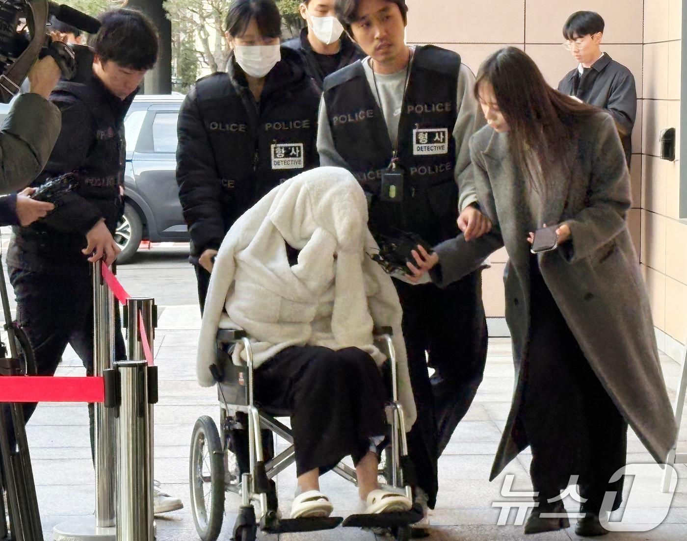 본문 이미지 - 약물을 투약한 상태로 차량을 몰다 반포대교 난간을 뚫고 추락한 30대 여성 A씨. 2026.2.27 ⓒ 뉴스1 소봄이 기자