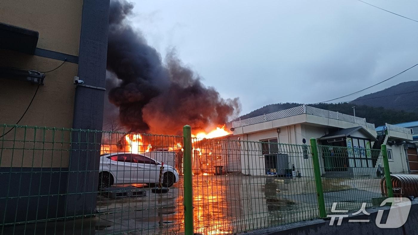 본문 이미지 - 27일 오전 6시 57분쯤 여수 오천동 한 식품공장에서 불이 나 소방당국이 진화작업을 벌이고 있다. (전남소방본부 제공. 재판매 및 DB금지)