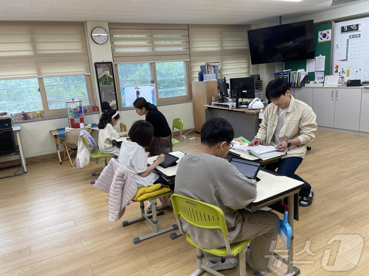 본문 이미지 - 경북교육청은 27일 2026학년도에도 소규모학교 복식학급 학생들의 학습권 보장과 수업의 질 향상을 위해 ‘복식학급 협력 강사 지원 사업’을 확대 추진한다. /뉴스1