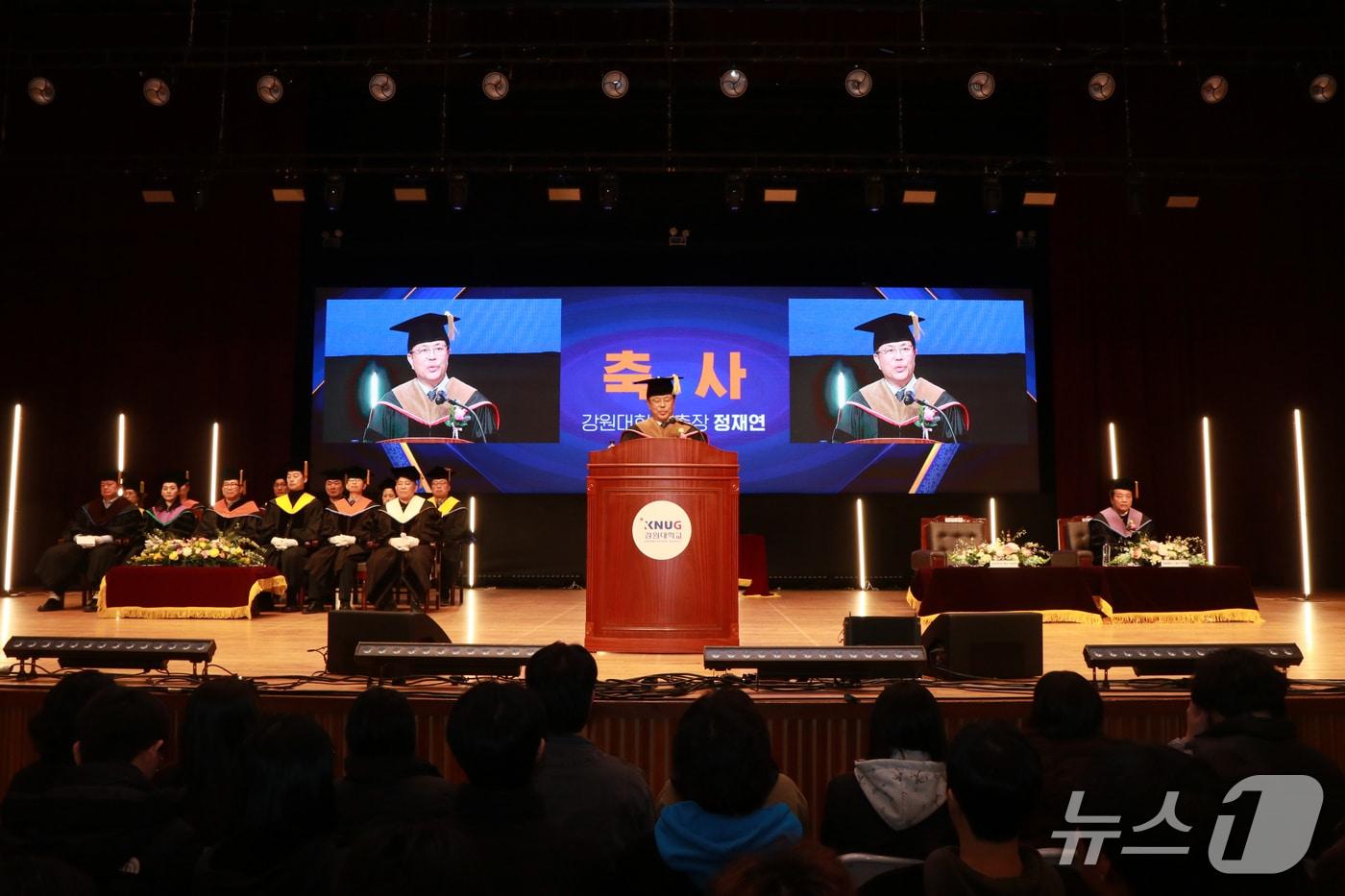 본문 이미지 - 정재연 강원대 총장이 지난 26일 강원대 강릉캠퍼스에서 열린 2026학년도 신입생 입학식에서 축사를 하고 있다.(강원대 강릉캠퍼스 제공, 재판매 및 DB 금지) 2026.2.27/뉴스1