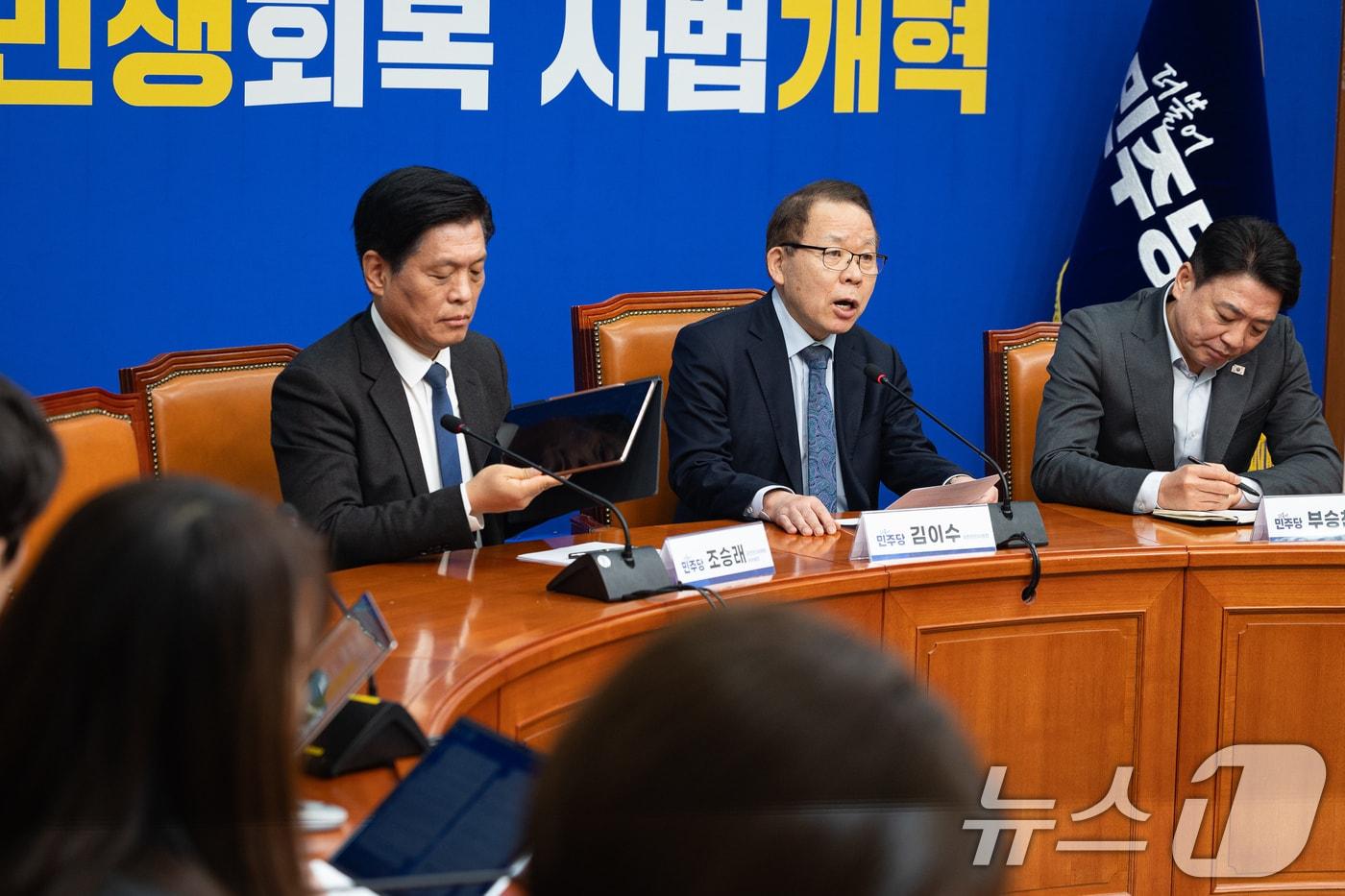 본문 이미지 - 김이수 더불어민주당 중앙당 공천관리위원장이 27일 서울 여의도 국회에서 1차 공천 심사 결과를 발표하고 있다. 더불어민주당 중앙당 공천관리위원회는 이날 6.3 지방선거 1호 공천으로 강원특별자치도지사 후보에 우상호 전 청와대 정무수석을 단수공천한다고 밝혔다. 2026.2.27 ⓒ 뉴스1 유승관 기자