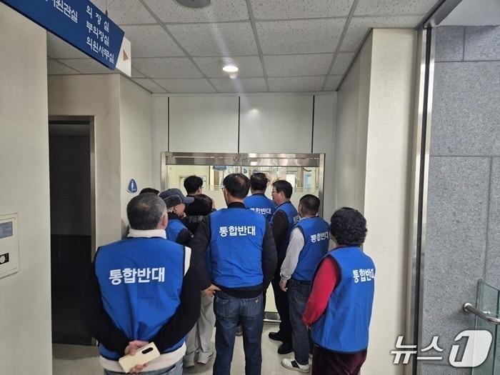 본문 이미지 - 26일 완주군의회 앞에 통합반대 주민들이 몰려있다. 2026.2.26/뉴스1