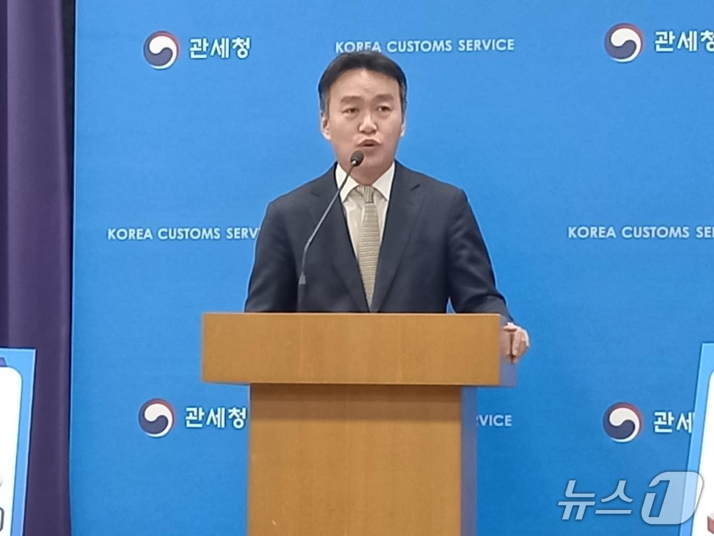 본문 이미지 - 이종욱 관세청 차장이 27일 정부대전청사 기자실에서 '할당관세 악용 수입 업체 고강도 관세조사 착수' 관련 브리핑을 하고 있다. /뉴스1