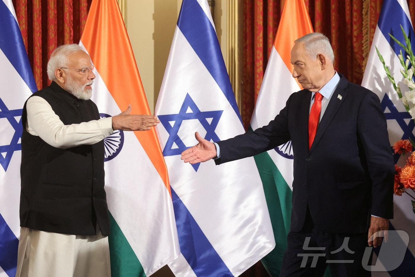 본문 이미지 - 26일(현지시간) 예루살렘에서 열린 공동 기자회견에서 베냐민 네타냐후 이스라엘 총리(왼쪽)와 나렌드라 모디 인도 총리가 악수하고 있다. 2026. 02. 26. ⓒ 로이터=뉴스1