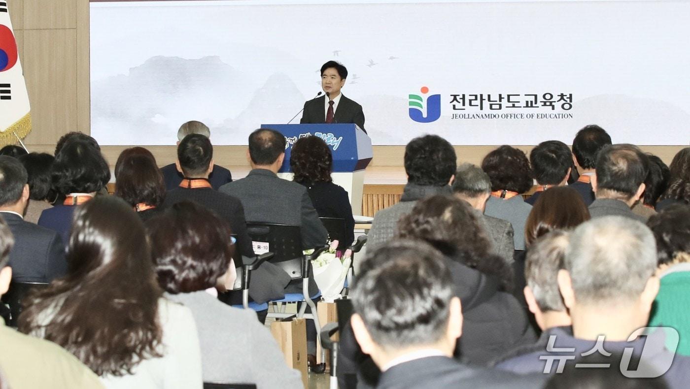 본문 이미지 - 퇴직교원 훈·포장 전수식에서 김대중 교육감이 인사말을 하고 있다.(전남교육청 제공, 재판매 및 DB 금지)/뉴스1 