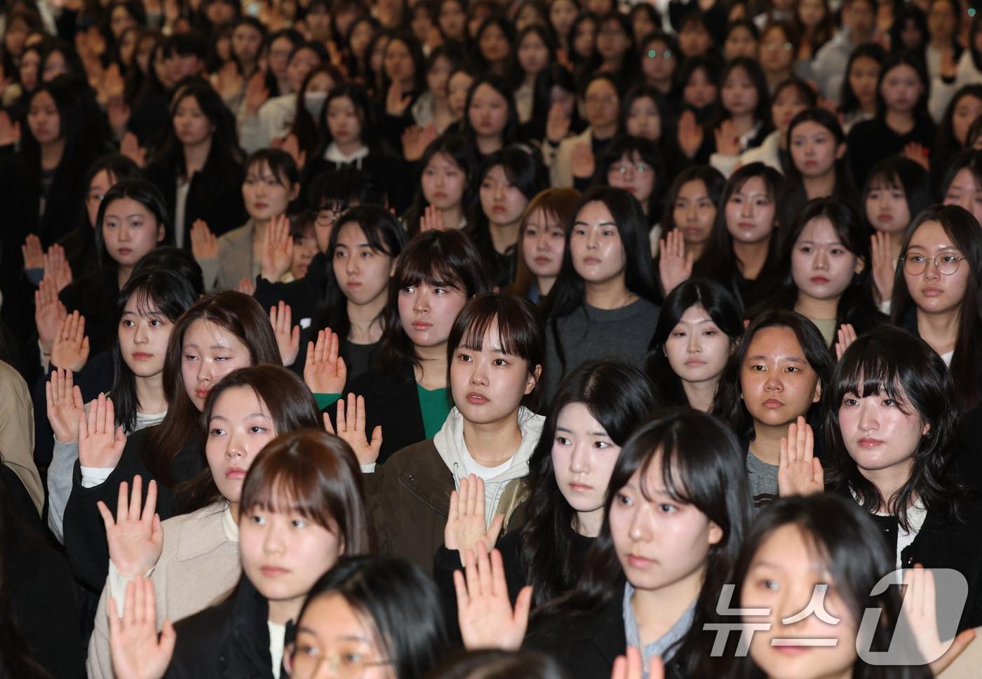 본문 이미지 - 27일 오전 서울 서대문구 이화여자대학교 대강당에서 열린 2026학년도 입학식에서 신입생들이 입학 선서를 하고 있다. 2026.2.27 ⓒ 뉴스1 오대일 기자