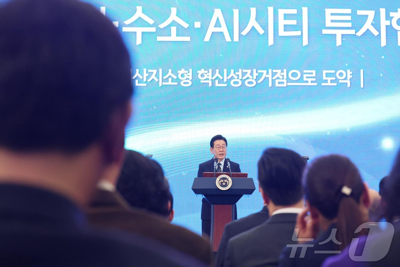 본문 이미지 - 이재명 대통령이 전북 군산시 새만금 컨벤션센터에서 열린 새만금 로봇·수소·AI 시티 투자협약식에서 축사를 하고 있다. (자료사진) ⓒ 뉴스1 이재명 기자