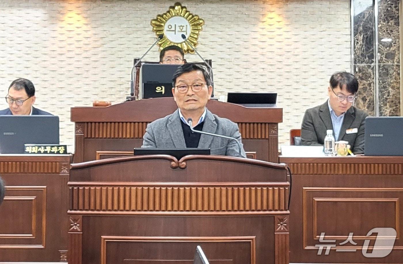 본문 이미지 - 27일 송윤섭 옥천군의원이 5분 자유발언을 하고 있다.(옥천군의회 제공. 재판매 및 DB금지) 