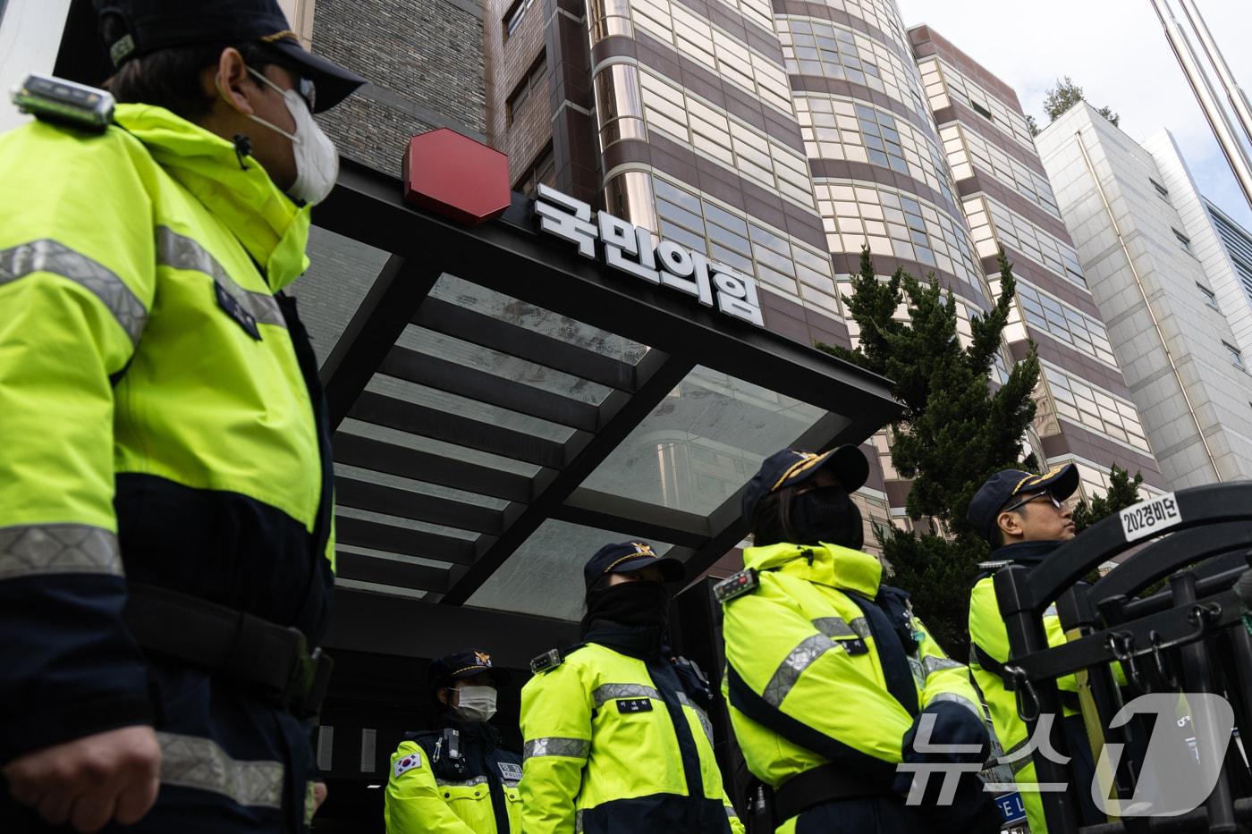 본문 이미지 - 정교유착 의혹을 수사하는 검·경 합동수사본부가 신천지예수교증거장막성전(신천지) 신도들의 집단 당원 가입 의혹과 관련해 국민의힘 중앙당사 압수수색에 착수한 지 27일 서울 여의도 국민의힘 중앙당사에 경찰들이 배치돼 있다. 2026.2.27 ⓒ 뉴스1 이승배 기자