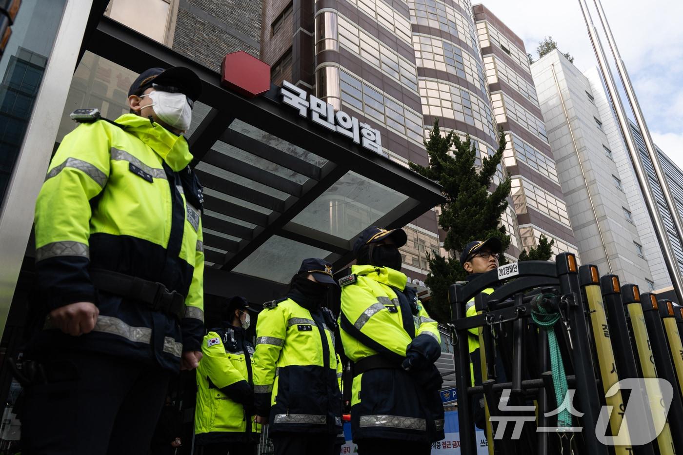 본문 이미지 - 정교유착 의혹을 수사하는 검·경 합동수사본부가 신천지예수교증거장막성전(신천지) 신도들의 집단 당원 가입 의혹과 관련해 국민의힘 중앙당사 압수수색에 착수한 27일 서울 여의도 국민의힘 중앙당사에 경찰들이 배치돼 있다. 2026.2.27 ⓒ 뉴스1 이승배 기자