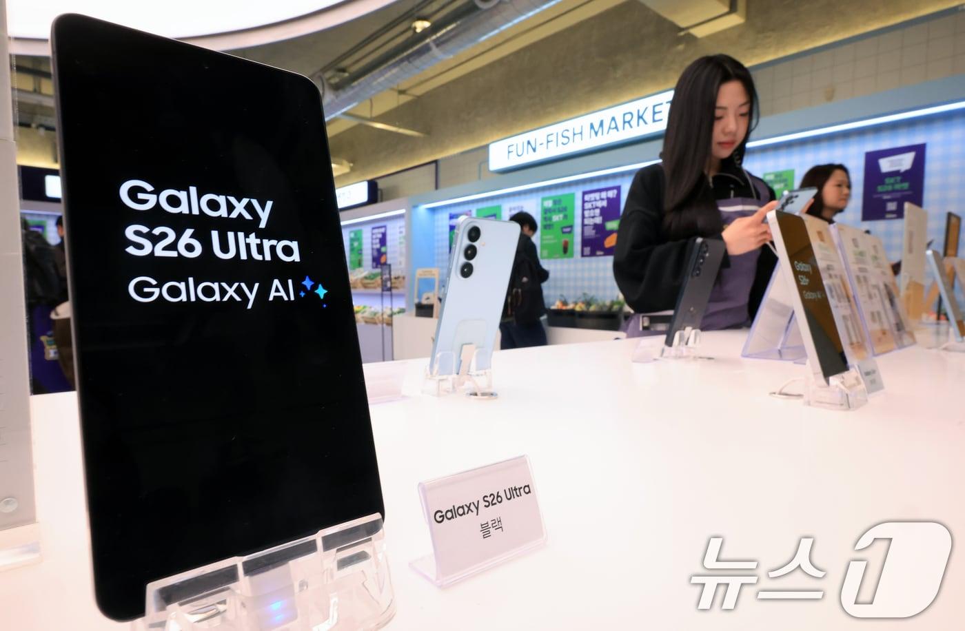 본문 이미지 - 갤럭시 S26 사전예약이 시작된 27일 서울 성동구 T팩토리에서 열린 ‘SKT S26 마켓 팝업스토어'에서 시민이 갤럭시 S26 시리즈를 살펴보고 있다. 2026.2.27 ⓒ 뉴스1 이호윤 기자