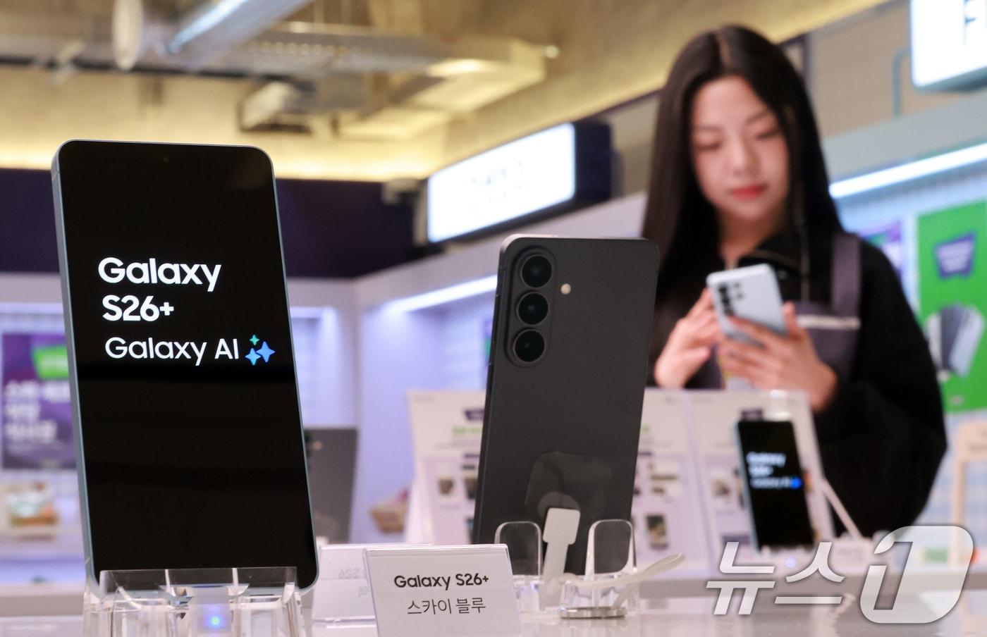 본문 이미지 - 갤럭시 S26 사전예약이 시작된 27일 서울 성동구 T팩토리에서 열린 ‘SKT S26 마켓 팝업스토어'에서 시민이 갤럭시 S26 시리즈를 체험하고 있다. 2026.2.27 ⓒ 뉴스1 이호윤 기자