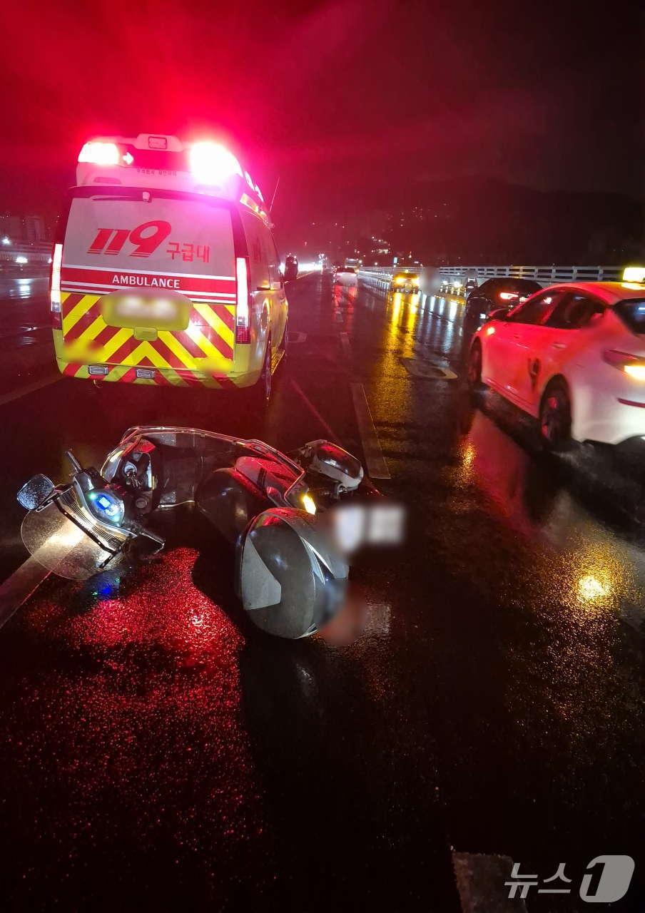 본문 이미지 - 27일 부산 구포대교에서 발생한 빗길 오토바이 역과 사고 현장.(강서경찰서 제공. 재판매 및 DB 금지)
