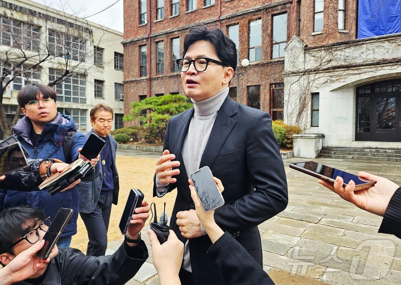 본문 이미지 - 한동훈 전 국민의힘 대표가 27일 대구 중구 계성중 인근에서 기자들과 만나 대구경북행정통합특별법에 대한 입장을 밝히고 있다. 2026.2.27 ⓒ 뉴스1 남승렬 기자