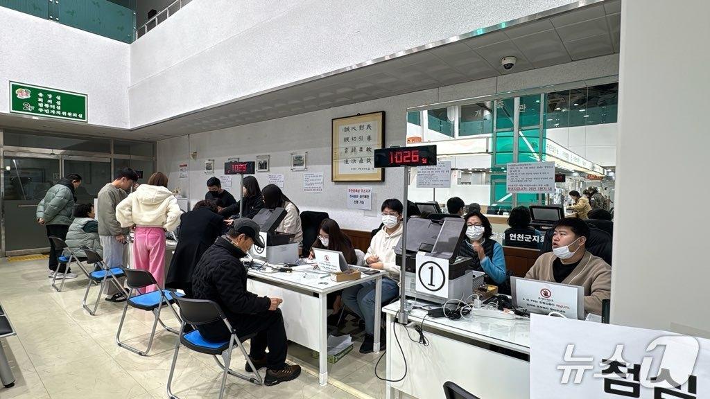 본문 이미지 - 농어촌기본소득 시범지역 중 한 곳인 경기 연천군의 전곡읍행정복지센터 신청 접수 현장. (연천군 제공, 재판매 및 DB금지)
