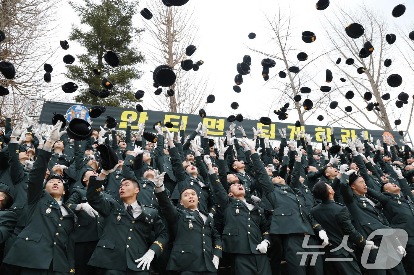 본문 이미지 - 27일 경기 광주시 육군 특수전학교에서 열린 '특전부사관 262기 임관식'에서 신임 특전부사관들이 임관식을 마치고 기뻐하고 있다. 2026.2.27 ⓒ 뉴스1 김영운 기자