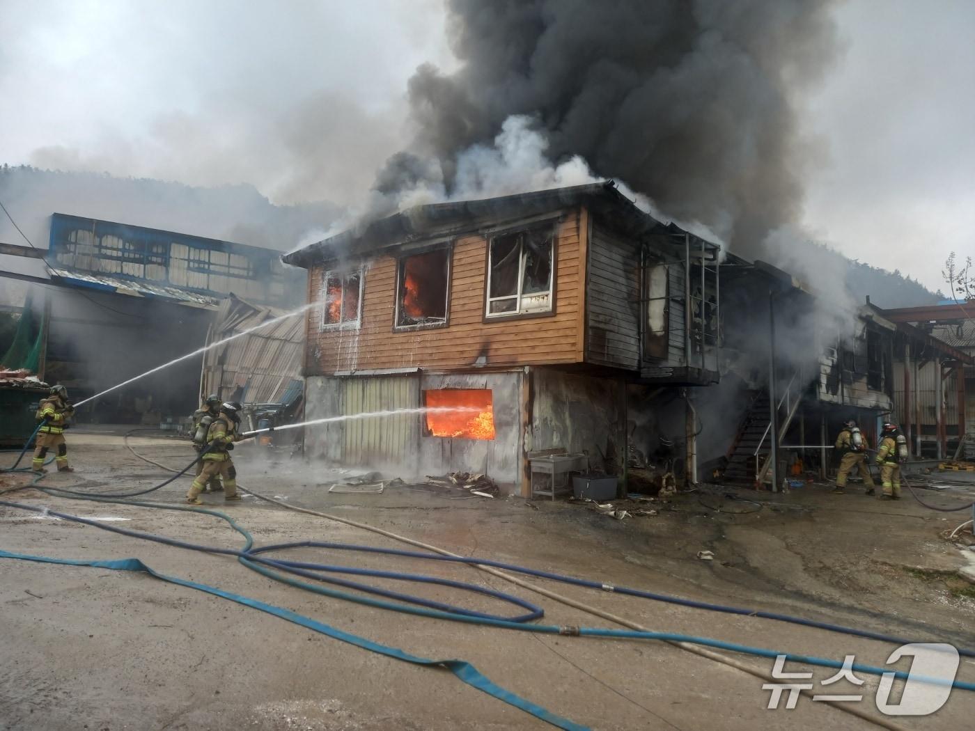 본문 이미지 - 27일 오전 11시 24분쯤 전남 해남군 삼산면의 한 건설·건축 설비 관련 공장에서 불이 나 소방당국이 진화 작업을 하고 있다. (전남소방 제공. 재판매 및 DB 금지)