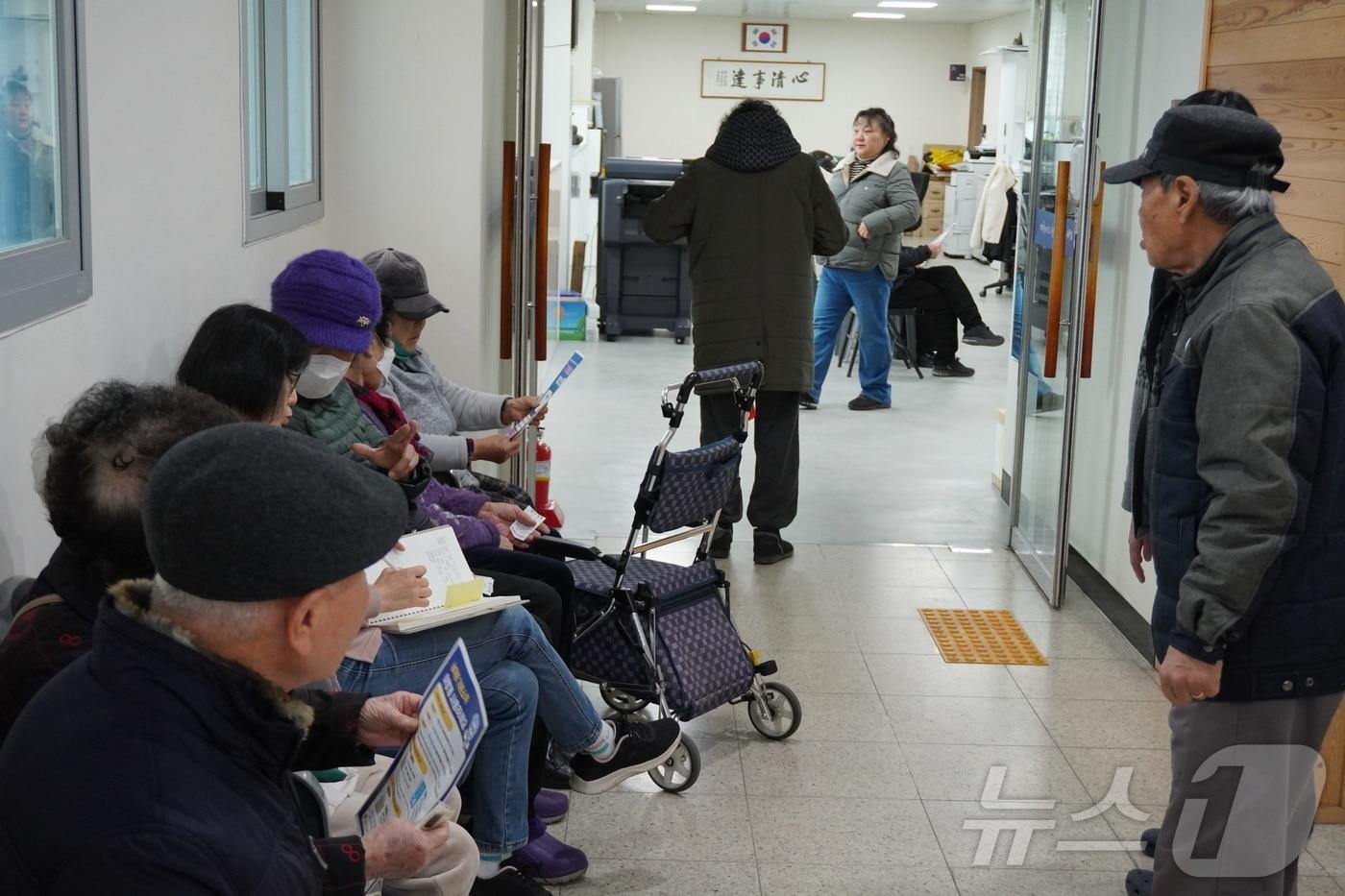 본문 이미지 - 주민들이 농어촌 기본소득을 지급받기 위해 충남 청양군 청양읍 행정복지센터에서 대기하고 있다.(뉴스1DB)/뉴스1